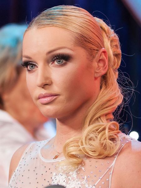 Анастасия Волочкова опубликовала фото в трусах и показала ногу после операции
