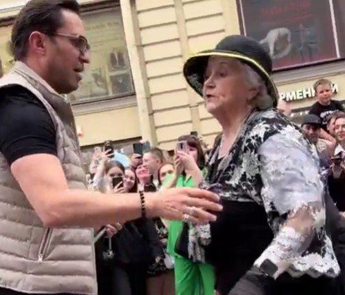 Александр Ревва спел с танцующей бабушкой с Невского проспекта