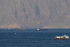 С потерпевшего бедствие судна в Ормузском проливе спасли моряков