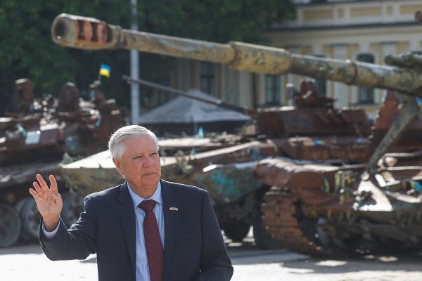 «Слишком много знал?» Скоропостижная смерть сенатора Грэма после поездки на Украину обрастает слухами. Что о ней говорят