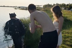 Решивший сделать предложение девушке россиянин выронил кольцо в озеро и вызвал водолаза