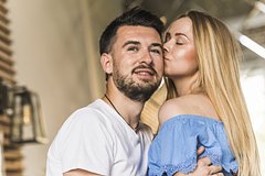 Дерматолог дала совет целующимся с небритыми мужчинами женщинам